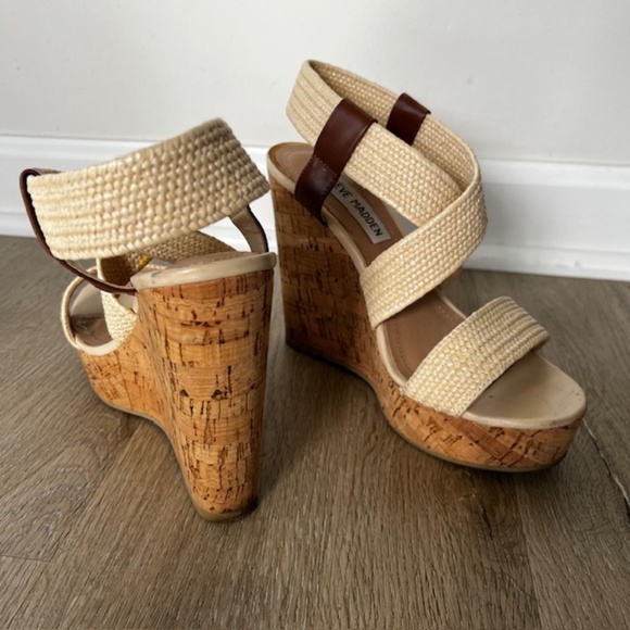 Steve Madden Elika Platform Beige Strappy Cork Heel Wedge Size 5 - Picture 2 of 2